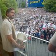 Cheftræner Jakob Poulsen med pokalen under fejringen af de nyslåede danske mestre i fodbold AGF på Aarhus Rådhus mandag den 18. maj 2026.. Foto: Bo Amstrup/Ritzau Scanpix