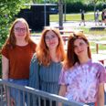 Tyske Sophie Lueskow fra Berlin, Melissa Matthews fra England og tyrkiske Merve Parla sagde farvel til en speciel, med god tid på Højboskolen i Hørning. Foto: Michael Wulff
