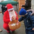 Det første drys af julehygge kan man få på julemarkedet i Egegård, hvor der i år vil være en Julekone, som deler ud af gode sager fra sin kurv. Billedet er fra sidste års julemarked. Arkivfoto
