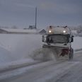 En ældre mand undgik mirakuløst skade efter at være faldet på glatte veje i Ebeltoft. Borgerne kræver handling og sikre veje i vintervejret. Arkivfoto