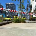 Flere politibiler og ambulancer hastede fredag eftermiddag til Aarhus Ø. Foto: presse-fotos.dk