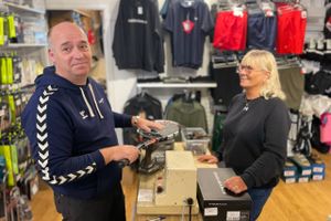 I 30 år har parret Gorm Rensch Nielsen og Lone Vikkelsø Nielsen drevet en sportsbutik i gågaden i Ebeltoft. De elsker det stadig den dag i dag, men tiderne har ændret sig.