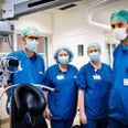 Holdet bag operationen var (fra venstre) overlæge Anders Ivarsen, operationssygeplejersker Vibeke Pedersen og Andrea Lund samt optometrist Henrik Sejersen.