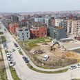 Facaderne opføres i skærmtegl og skifer, så arkitekturen harmonerer med de allerede opførte bygninger på grunden. Pressefoto