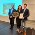 Formand Christian G. Jensen overrakte prisen til Mathias Mørup, der modtog den sammen med sin kone Signe. Pressefoto