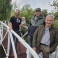 Fra venstre Tage Tagesen, Henrik Fjelsted og Benno Blæsild har hver sit bud på, hvorfor de er glade for at bo i Allingåbro, og kommer også med bud på fremtiden. Foto: Anette Bonde.