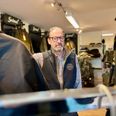 Efter 14 år med Djursland Jagt Center har 58-årige Per Thomsen valgt at lukke butikken i Auning til fordel for et job som butikschef i en anden jagtforretning. Per Thomsen regner med, at butikken lukker ved udgangen af januar, når der er solgt ud af varelageret. Foto: Simon Carlson