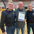 Thomas Nikolajsen (midt) blev hædret for sin indlemmelse i Brix Cup Hall of Fame 2024 sammen med primusmotorerne bag Brix Cup, Torben ’Russer’ Jensen, Nørager BK (venstre) og Ole Hansen, Auning IF (højre). Foto: Lars Norman Thomsen