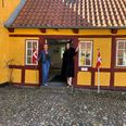 Publikum bliver fra den 24. juni ikke længere mødt af en lukket dør til Museum Østjylland i Grenaa! Museet genåbner nemlig delvist efter en længere nedlukning, der skyldtes skimmelsvamp i de 300 år gamle, fredede bygninger. Genåbningen sker med den spritnye særudstilling målrettet børnefamilierne: Væk med Skidtet! Der er som altid gratis adgang til museets udstillinger. Pressefoto