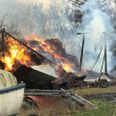 Brand i lade med halm.