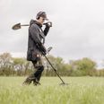 En person med en metaldetektor (så vidt vides ikke personen på billedet) har gjort et enestående fund nær Randers. Arkivfoto: Benny Kjølhede, Jyllands-Posten