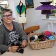 Tina Jeppesen byder velkommen til hyggelig strikkecafé på Hovedbiblioteket.