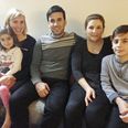 Tine Hove Henriksen (tv.) fra Hinnerup med sin syriske venskabsfamilie Adel Abed, Ruzellin Ibo og børnene Mohammed og Sima. Foto: Røde Kors