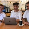Med Kanplas app kan man både spare tid, undgå corona-smitte og mindske madspild. Gutterne bag er fra venstre Jeppe Uhd, Robert Wolf og Peter Bæch. På ganske få måneder har 45 skoler og arbejdspladser valgt deres system.