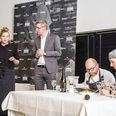 Louise serverer sine hovedret for dommerpanelet.
