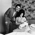Elvis og Priscilla med datteren Lisa Marie Presley 5. februar 1968. Foto: Perry Aycock/AP/Ritzau Scanpix