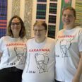 Geske Marie Skot-Hansen (tv.), Mette Demuth (th.) og Lene Foli (mf) glæder sig alle tre til at vise Kompagni Karavanas 25 års jubilæumsforestilling for publikum. Foto: M. Jeppesen