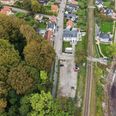 Parkeringspladsen for enden af Risskovstien tilhører Banedanmark, som selv har ændret vilkårene. Dronefoto: Danni Paulsen