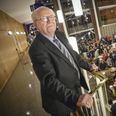 Forhenværende borgmester, Thorkild Simonsen følger valghandlingerne fra balkonen i Rådhushallen ved kommunalvalget i 2017. Fotograf Kim Haugaard, 2017, Aarhus Stadsarkiv