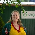 Michelle Lave Kuntz' forældre var med til at etablere KFUM-Spejderne Stillings Madbod på Smukfest i 1994. Nu står hun selv bag disken og serverer svensk pølseret og håndmadder til sultne festivalgæster. Foto: Per Bille