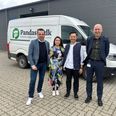 Onlinesupermarkedet Pandasia i Galten fik fredag 26. april besøg af borgmester Frands Fischer (tv.) og kommunaldirektør Lars Clement (th.). Til stor glæde for parret bag virksomheden; Loan Nguyen og AnhDu Long Vu. Foto: M. Jeppesen
