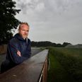 Regionsrådets bud på en ny råstofplan, der skal gælde de kommende 12 år, peger blandt andet på råstofgraveområdet nær Stjær som et af de steder, hvor der kan udvides. Det er lige op til Lars Højgaards baghave. Foto: Brian Karmark