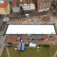 Problemer med de slanger, der skal køle isen, gav skøjtebanen en forsinket start i december. Alligevel slog man publikumsrekord. Dronefoto: Kenneth Stoll-Demant