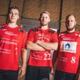 Rasmus Dalsgård Lund (tv) sled i det i både forsvar og angreb sammen med sine stregspilkolleger Mikkel Milling og Jacob Pedersen og blev topscorer med syv mål i Nørre Djurs HK’s sejr på 38-26 over Tvis. Foto: Mikkel Veje, PhotoCare Grenaa
