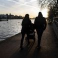 Pensionsselskabet PFA råder par til at tale om pension og lave en aftale, som er fair for begge parter, inden de får børn. Undersøgelser viser nemlig, at der sker en skævvridning mellem de to parters pensionsindbetaling de første ti år efter første barn, fordi den ene part ofte går ned i tid. Og det er en kæmpe ulempe for den ene part, hvis man en dag går fra hinanden. - Foto: Ida Guldbæk Arentsen/Ritzau Scanpix