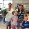 Her er det Pernille Bruun Laustesen (tv.), som modtager en buket blomster. Pressefoto