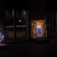 Et sponsorat fra den Lokale Meny-købmand gav mulighed for, at borgerforeningen i Thorsø har kunnet sprede julelys over byen i en større skala end hidtil. Arkivfoto.