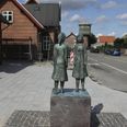 Skulpturen Ud og hjem ved letbanestationen i Ryomgård er en sand lise for sjælen. En kunstners værk, som vil stå som et mange værker i lokale rum, som Anders Gjerding Geertsen (28. februar 1943 - 1. juni 2026) er mester for. Foto: Lars Norman Thomsen