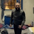 Sami Darr gik i bogstavelig forstand ind i rollen med hud og hår. Han tog lidt på for at skabe et mere råt udtryk, og så foreslog han selv instruktørerne, at han kunne kronrage sig. Foto: Adam Wallensten/DR