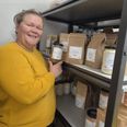 Ditte Tranberg inde på lageret, hvor hun har 36 forskellige produkter af linser, ærter, hestebønner, lupiner, korn, frø og kerner. Foto: Anette Bonde.