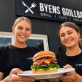 Det vil være stort for Byens Grillbar i Grenaa, hvis det lykkes at kravle endnu højere op på rangstigen i afstemningen om Danmarks Bedste Burger. Særligt for spisestedets dedikerede team. »Vi har et fantastisk team af 12 unge, energiske mennesker. De knokler hver eneste dag. Også når der er travlt, og køen er lang, og burgere næsten flyver gennem køkkenet,« fortæller Patryk Sworowski. Privatfoto