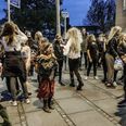 Efter Zombie-workshoppen var deltagerne klar til det store optog gennem byen til Bloms, hvor der var zombie-dans på programmet.