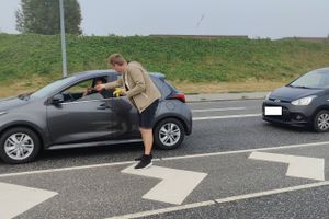 Søften-gutter uddelte gratis frugt for at skabe opmærksomhed på indsamling til udsatte og syge børn i Danmark.