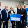 Fra venstre ses CEO HMF Group, Jens Seehusen, bestyrelsesformand Bundgaard-Fonden, Jens Jørgen Madsen, formanden for Patientforeningen for Essentiel Tremor, Susanne Thorndahl, professor og hjernekirurg, Jens Christian Hedemann Sørensen, lægefaglig direktør på AUH, Claus Thomsen og afdelingslæge, ph.d., Andreas Nørgaard Glud. Foto: Tonny Foghmar.