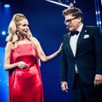 Aftenens værter, Tina Müller og Heino Hansen, måtte virkelig padle, da afstemningssystemet gik i kuk. Foto: Ida Marie Odgaard/Ritzau Scanpix