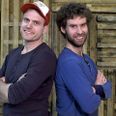 Anders Kiel (tv) og Lasse Petersen er den dynamiske Aarhus-duo i DR1’s nye program ’Mesterskaberne’, hvor gammelt skrammel bygges om til nye møbler. Foto: DR