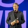 Mads Mikkelsen modtog torsdag aften Svend Prisen som som Årets Mandlige Skuespiller. Foto: Claus Nicolajsen