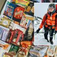 Til hele ekspeditionen har Emma Østergaard og Jakob Urth medbragt en 120 liters duffelbag fyldt med 32 kilo snacks. Foto: Emma Østergaard/Jakob Urth/Urth Adventures.