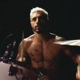 I ”Sound of Metal” mister trommeslageren Ruben, der lever og ånder for musik, hørelsen og bliver kastet ud i en livskrise og skal lære at navigere i en verden tom for lyd. Foto: Amazon Prime Video