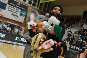 Aarhus'  førende basketballhold melder klar til kamp. Men tirsdagens kamp er lidt anderledes end, de vante. 700 bamser skal kastes på banen for velgørenhed, og så har hjemmeholdet en chance for at kæmpe sig op på førstepladsen i ligaen.
