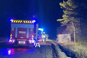 Vejen vil være spærret indtil lastbilen er bjærget.