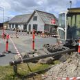 Sådan så Havnevej ud tirsdag i sidste uge, hvor der var fyldt med afspærringsbånd, jordbunker og en gravemaskine, på grund af at der gik hul på en vandledning under nedgravning af fibernet. Foto: Anette Bonde.
