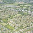 Klokkerfaldet og Klokkerbakken, der er adskilt af Klokkerparken i midten af billedet, er et af de meget populære boligområder i Aarhus V. Højhusene øverst til højre i billedet er Bispehaven. Foto: Nybolig Århus Vest.