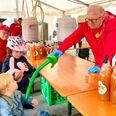Sidste år pressede og solgte Ebelfestivalen omkring 20 ton æbler, men der var stadig tid til at lege med de mindste gæster. Det bliver der også i år. Arkivfoto: afh