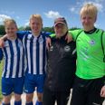 Familien Bak Sloth Pedersen repræsenterede Auning IF med fire mand i kampen mod Skødstrup SF. Fra venstre Mikkel Bak Sloth Pedersen, Jakob ‘Jaksi’ Bak Sloth Pedersen, holdleder Ebbe Pedersen, og lillebror og målmand Simon Bak Sloth Pedersen. Privatfoto