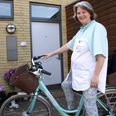 Lisette Juliane Friis på sin elcykel, som hun bruger for at komme rundt med sin gammeldags hjemmehjælp.